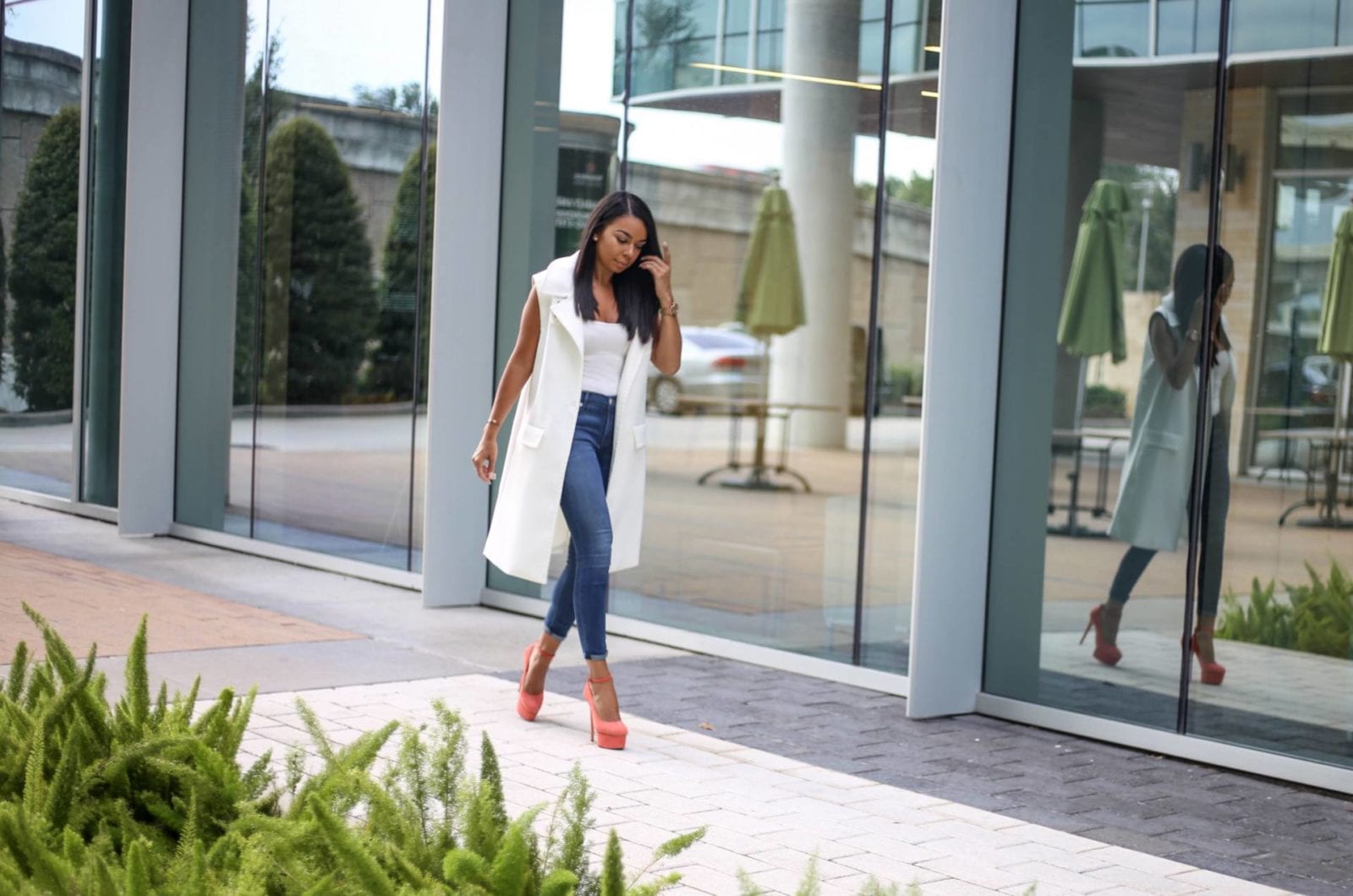 White Sleeveless Trench | Style Guide Hudson Denim, a white sleeveless trench and Charlotte Olympia Pumps | Style Guide | Fall Fashion