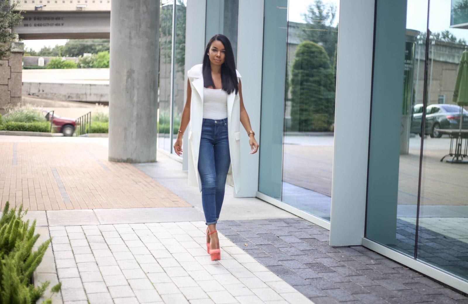 White Sleeveless Trench | Style Guide Hudson Denim, a white sleeveless trench and Charlotte Olympia Pumps | Style Guide | Fall Fashion