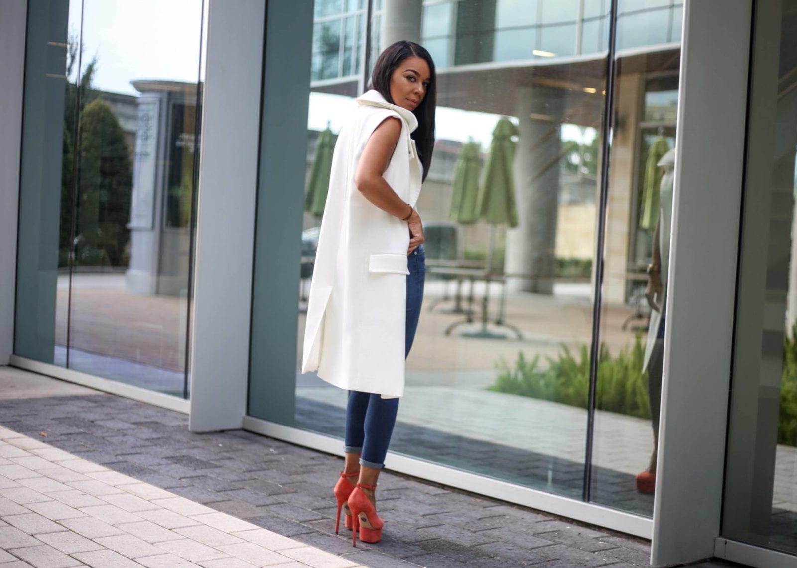 White Sleeveless Trench | Style Guide Hudson Denim, a white sleeveless trench and Charlotte Olympia Pumps | Style Guide | Fall Fashion