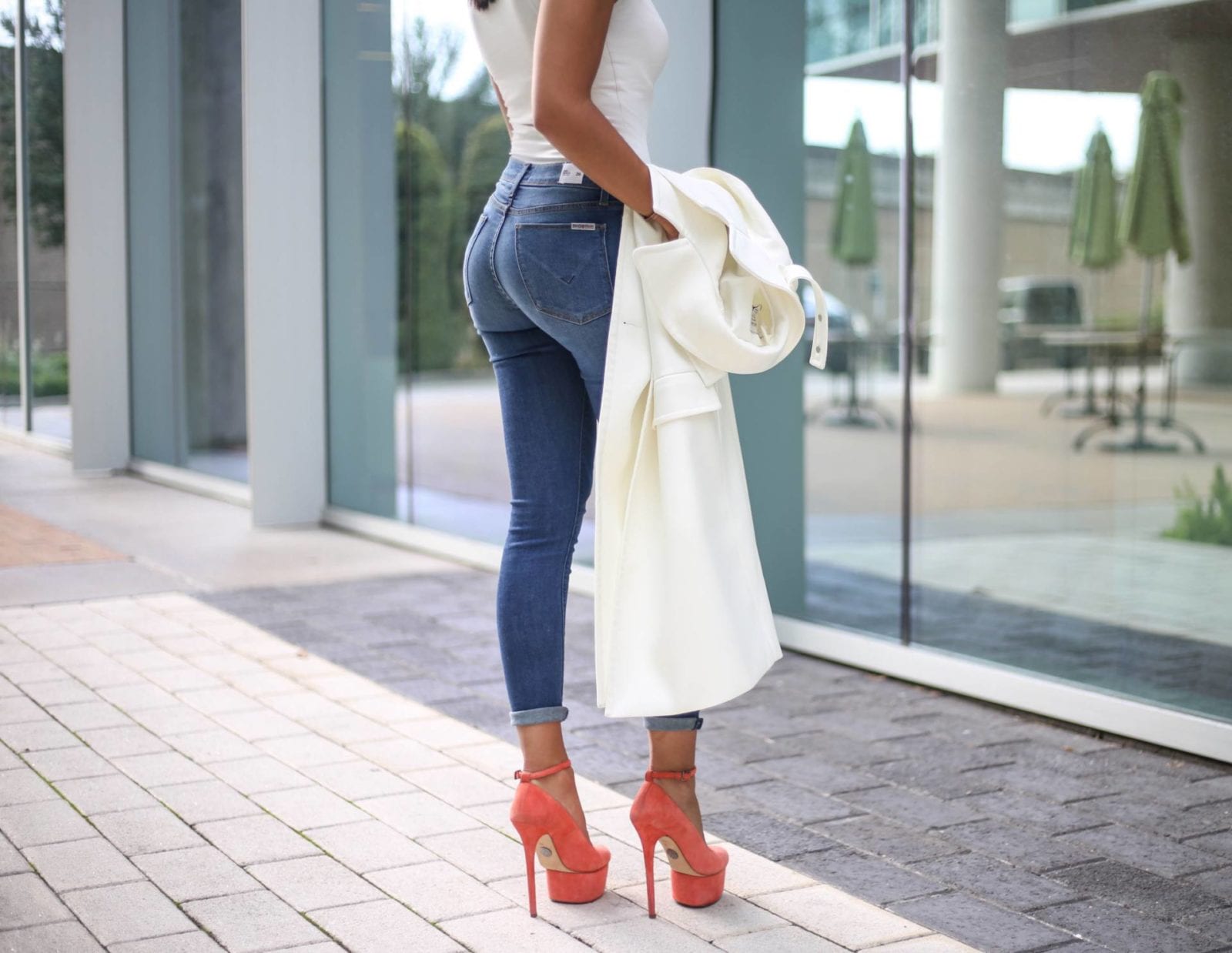 Hudson Denim, a white sleeveless trench and Charlotte Olympia Pumps | Style Guide | Fall Fashion