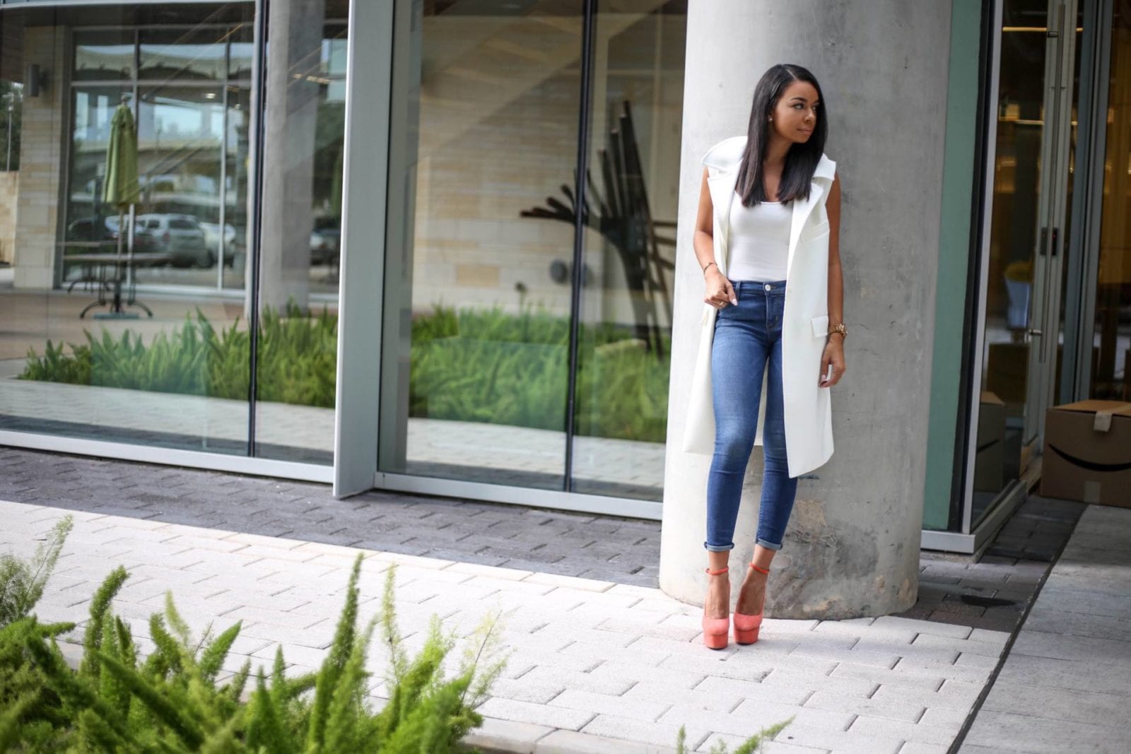White Sleeveless Trench | Style Guide Hudson Denim, a white sleeveless trench and Charlotte Olympia Pumps | Style Guide | Fall Fashion