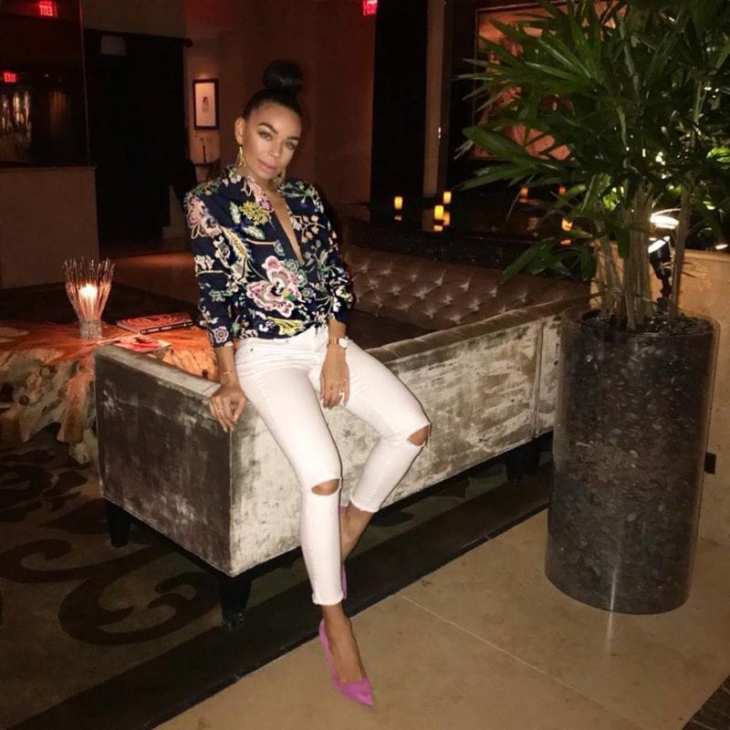 Woman in floral shirt, white jeans